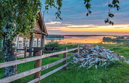 А зори здесь тихие... / Вологодская глубинка, Вытегорский район. Окраина деревни. Тихий красивый закат. А домик и правда покосившийся... (предупреждая вопросы)