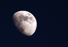 Луна / Снято в вечернее время с рук.
F11 - ISO400 - 1/200.
Для проверки резкости.