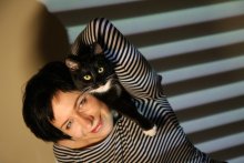 полосатики / девушка и кошка в черно-белом