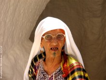 Дети пустыни / В Сахаре живут берберы. Живут в пещерах, в которых им ни холодно, ни жарко. Замужние женщины делают на лицах тату.