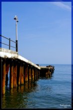 Одинокий морской фонарь / На причале одиноко стоит фонарь, которому вероятно больше никогда не удастся ночью загореться!