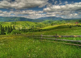 Время разнотравья / Виды Закарпатья из окрестностей Лазещины. Июнь 2016 г.
«Я тебя потерял в разнотравье,
На ромашковом светлом лугу,
А хотел пригласить на свиданье,
Но средь лета найти не могу.
Очарован цветением мака,
Где синеют вовсю васильки,
Кто-то выплеснул капельки лака
На сосны молодой стебельки…
В дверь закрытую просится август,
По утрам здесь туманы грустят,
С пика слез остывающий градус…
Мне бы только вернуться назад,
Где оставил вчерашнюю юность
Под сверкающим куполом звёзд,
И пролитая свежестью лунность,
Нам сердца волновала всерьёз.
Твоим голосом шепчет берёза,
А улыбку – мне дарит рассвет,
Очарован цветочным наркозом,
Я под взглядом любви много лет.»
Василий Ростовский
