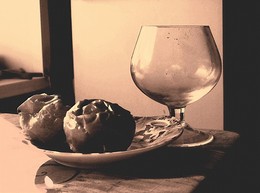 Печеные яблоки / и бокал, на столе
