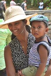Девушка с ребёнком / Девушка в шляпе и с ребёнком сфотографированы мною в Шри-Ланка в 2015 г.