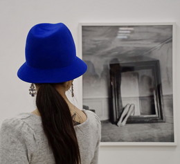 Синяя шляпка / Зарисовки с выставки