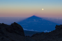 Тень Тейде / На закате, тень вулкана Тейде падает на облака, поскольку они находятся значительно ниже вершины. Над горизонтов взошла Луна.