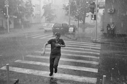 Летний дождь... / стрит-фото