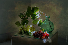виноград и стекло / падение луча света на предмет