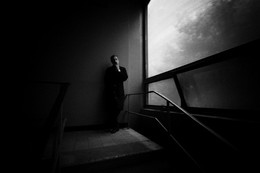 Виктор Николаевич курит в Научном Центре на лестнице / Виктор Николаевич курит в Научном Центре на лестнице