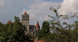 Замок Бран-Дракула. / [img]http://rasfokus.ru/upload/comments/ca476907487f30ceaf7fc0f390a15a43.jpg[/img][img]http://rasfokus.ru/upload/comments/f6715cb910e880da8865ef02235a3650.jpg[/img]Возведенный на вершине скалы и имеющий необычную трапециевидную форму, замок Бран служил стратегической оборонной крепостью. Он имеет 4 уровня, которые соединяются лестницей. Залы и коридоры замка составляют загадочный лабиринт. Во внутреннем дворике есть колодец, который ведет, по преданию, к подземным помещениям.
