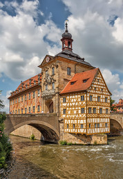 Бамберг. Ратуша / Располагается посередине маленького острова на реке Регниц, созданного искусственным путем, который соединен с сушей благодаря двум мостам.
Первое историческое упоминание об этой ратуше относится к концу XIV века