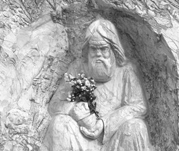 Черно-белое кино / Букет махрового чубушника в День Медицинского работника у скульптуры "Врачеватель"