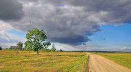 за деревней / август, скоро вечер, на небе хорошие облака