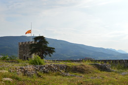 *Скопье* / Македония. На момент приезда в стране был траур и флаги приспущены