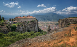 Монастырь Святого Стефана / Монастырь Святого Стефана — женский православный монастырь на одной из скал Фессалии, (Метеоры) Греция. Один из шести сохранившихся доныне Метеорских монастырей. Утёс, на котором построен монастырь святого архидьякона Стефана, был заселён в первой половине XIV-го века.