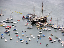 В порту / Вид на стоянку катеров и яхт в порту г. Лос Христианос, о. Тенерифе, архипелаг Канарских островов, Испания.