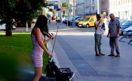 Музыка большого города / Она играла как будто для себя, китаянка в центре Москвы. Был вечер воскресенья , люди шли мимо, звуки ее скрипки пронизывали улицу осенней экзистенциальной тоской...