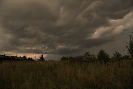 Вспыхивай глазами молний - туча... / &quot;Падай, медная
Молния звоном:
 Людоедная, -
 Стрелами кусай!
Жги мне губы
Озоном:
В гулы 
Пропастей - кромсай ...&quot;
 А.Белый