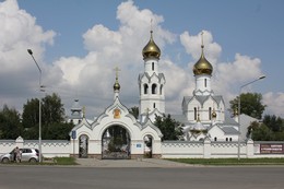 ЖЕНЩИНА ВОЗЛЕ МОНАСТЫРЯ. / Дама возле мужского монастыря.