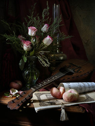 Менуэт для трех персиков / Розы, мандолина, ноты и три персика на столе.