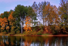 Осень на пруду / Пруд в Спасском отражает разукрашенные осенью деревья.
