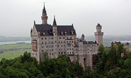 &nbsp; / Замок Нойшванштайн (нем. Schloß Neuschwanstein [nɔy’ʃvanʃtain], буквально: «Новый лебединый камень (утёс)») — романтический замок баварского короля Людвига II около городка Фюссен и замка Хоэншвангау в юго-западной Баварии, недалеко от австрийской границы. Одно из самых популярных среди туристов мест на юге Германии.
Замок Нойшванштайн стоит на месте двух крепостей, переднего и заднего Швангау. Король Людвиг II приказал на этом месте путём взрыва скалы опустить плато приблизительно на 8 м и создать тем самым место для постройки «сказочного дворца». После строительства дороги и прокладки трубопровода 5 сентября 1869 года был заложен первый камень для строительства огромного замка. Оно было поручено придворному архитектору Эдуарду Риделю. А мюнхенский мастер Кристиан Янк воплощал его планы в художественные виды, т. н. «ведуты» (живописные изображения).