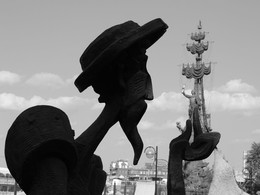 Большое в малом / Скульптура Дон Кихота в парке Музеон и памятник Петру Первому в Москве.