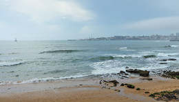 ...парус одинокий... / Атлантический океан, Португалия, вдали виднеется город Кашкайш