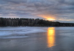 Не лунная дорожка / Фотопрогулки в вечернем свете
«Куда меня, дорожка,
Опять ты завела?
До милого порожка,
Обычные дела!
Как-будто ноги прямо
И сами по себе,
Ведут меня упрямо
По собственной судьбе.
Забудусь на минуту,
И снова ты везде!
Тебе молиться буду,
Как собственной звезде!
Любовь, как крошки хлеба,
Рукой в ладонь смела -
Луну заманим с неба,
Коли тебе мила!»
Тамара Второва
"Луну заманим с неба
В ладонь,— коли мила!"
(Марина Цветаева)