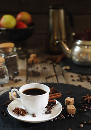 Кофе и специи / Чашка кофе на деревянном столе
