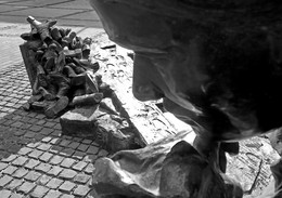 СКОРБЬ / Памятник жертвам ХОЛОКОСТА . Эдит Штайн (нем. Edith Stein) (12 октября 1891, Вроцлав — 9 августа 1942, концлагерь Освенцим), известна также под монашеским именем Тереза Бенедикта Креста — немецкий философ, католическая святая, монахиня-кармелитка, погибшая в концлагере Освенцим из-за своего еврейского происхождения. Беатифицирована Католической церковью 1 мая 1987 года, канонизирована 11 октября 1998 года папой Иоанном Павлом II. В образе одной этой женщины Скульптор Peter Brauchle, показал муки сотен тысяч замученых в концлагерях