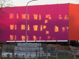 СтеноГрамма / &quot;Пляшущие человечки&quot;.
 Отражение солнца в окнах здания напротив , спроецированное на стену строящегося мультифункционального зала.