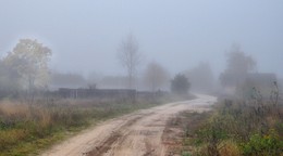 всё грустно,печально кругом.. / утро, туман плотный, на деревне