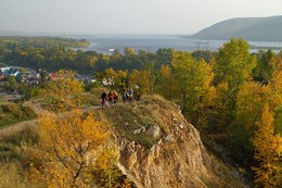 Поднимаясь на курган / Царёв курган,поселок Волжский,впереди Самара