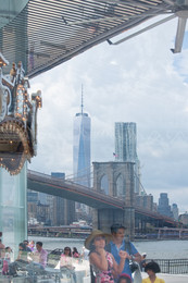 Городская карусель / Катание с видом.
Ну а вид через стекло павильона, в котором крутится карусель, на Манхэттен и Бруклинский Мост.