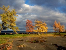 Осенняя разукрашка / Набережная Петрозаводска в месте впадения в озеро реки Лососинки