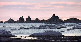 Пирамиды / Озеро вулканического происхождения.