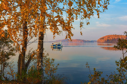 Осенняя прогулка / Странное судно