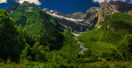 В горах Домбая / Домбай, снято с Русской поляны, над которой грохочат воды Джугутурлучатского водопада
http://www.youtube.com/watch?v=xED829YaqOY