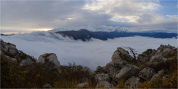 Море облаков под ногами / Вид на грандиозную горную систему горы Фишт