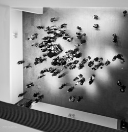 Партия / Музыкант, оседлавший рояль в холле Музея Современного Искусства в Нью Йорке. В рояле просверлено отверстие, которое позволяет музыканту находится задом наперед по отношению к клавиатуре. Во время музыкального представления он передвигается вместе с роялем по холлу.