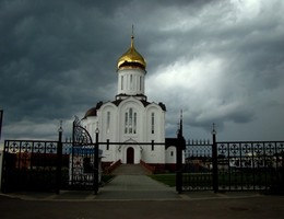 У Храма перед грозой. / Летний день,гроза собирается. Православный Храм в Кировском районе Новосибирска.