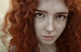 girl with freckles / ***