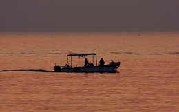 Морская болезнь / На закате дня, рыбаки острова Чеджудо,выходят на ночной лов рыбы.