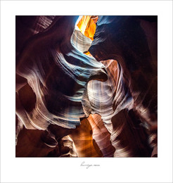 &nbsp; / Antelope Canyon - удивительное творение природы, представляющее собой причудливые песчаные скалы с гигантскими щелями, освещёнными восхитительным магическим светом. Каньон расположен на севере Аризоны (юго-запад США). Он лежит на землях племени Навахо и принадлежит индейцам этого племени. 
Каньон сформирован эрозией песчаника Наваха. Причинами эрозии геологи называют, во-первых, внезапные наводнения, во-вторых, субаэральные процессы. Дождевая вода, особенно в сезон муссона, поступает в обширный бассейн, расположенный выше секций щелевого каньона и, набирая скорость и смешивась с песком, проникает в узкие проходы каньона. В течение длительного времени проходы в скале разрушались, становясь глубже и сглаживаясь, приобретая характерные «плавные» формы.