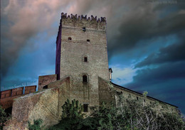 Грозный замок в Луцке / Замок Любарта в Луцке был построен в 1350-1430гг. в эпоху Великого княжества Литовского в Украине. Въездная башня замка Любарта является символом Луцка.