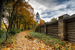 Тропа возле монастыря / Старый монастырь в Литве недалеко от города Каунас