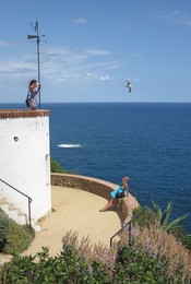 Девушки и чайка / Случайное фото в ботаническом саду Jardi Botanic Marimurtra