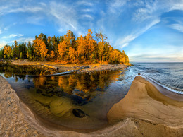 Осенний пляж на озере. / Озеро Байкал. Республика Бурятия.