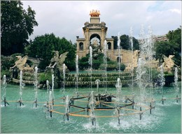 Парк Цитадели в Барселоне / Фонтан — Cascada, выполненный в классическом стиле и украшенный великолепным скульптурным ансамблем с квадригой Авроры, отлитой из бронзы